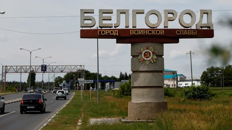 「ベルゴロド」の町名が記された看板の横を走る車/Maxim Shemetov/Reuters