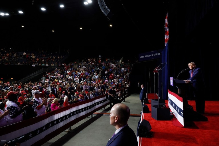 トランプ氏の演説が行われた選挙集会＝９日、米ジョージア州ローム/Chip Somodevilla/Getty Images