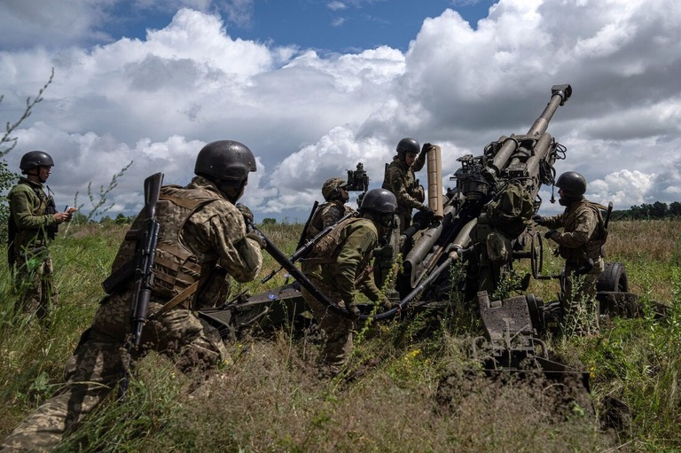 米国が供給した榴弾砲の射撃準備をするウクライナ軍兵士ら＝２０２２年７月、ウクライナ・ハルキウ州/Evgeniy Maloletka/AP/File via CNN Newsource