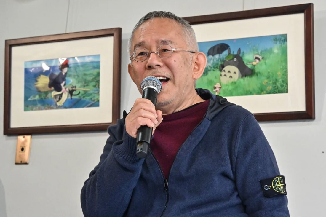 記者会見で話をするプロデューサーの鈴木敏夫氏=11日、ロサンゼルス/Richard A. Brooks/AFP/Getty Images