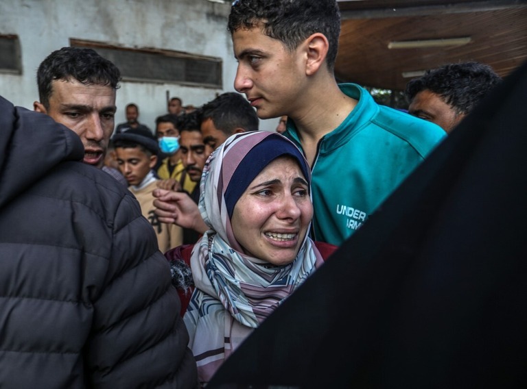 国連パレスチナ難民救済事業機関（ＵＮＲＷＡ）の建物が攻撃され死亡したパレスチナ人の遺族ら＝１３日/Abed Rahim Khatib/Anadolu/Getty Images