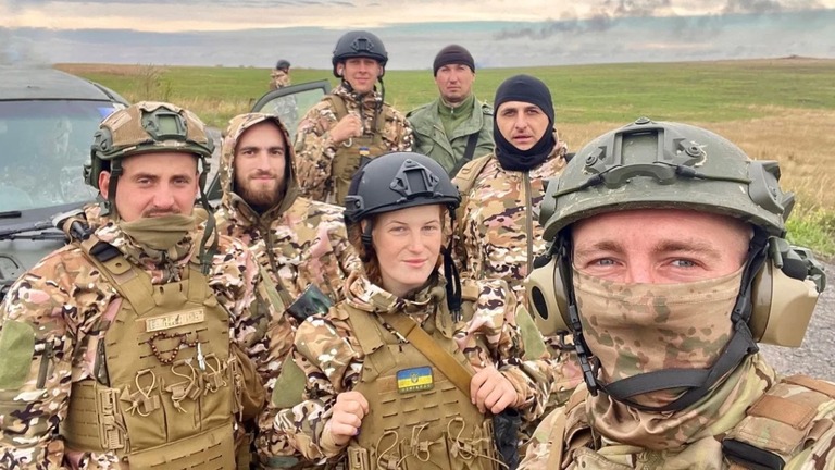 ウクライナ軍の兵士らと写真に収まるオクサナ・ルバンヤクさん（中央）/Oksana Rubanyak
