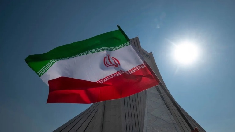 テヘラン西部のモニュメントの前で翻るイラン国旗/Morteza Nikoubazl/NurPhoto/Getty Images