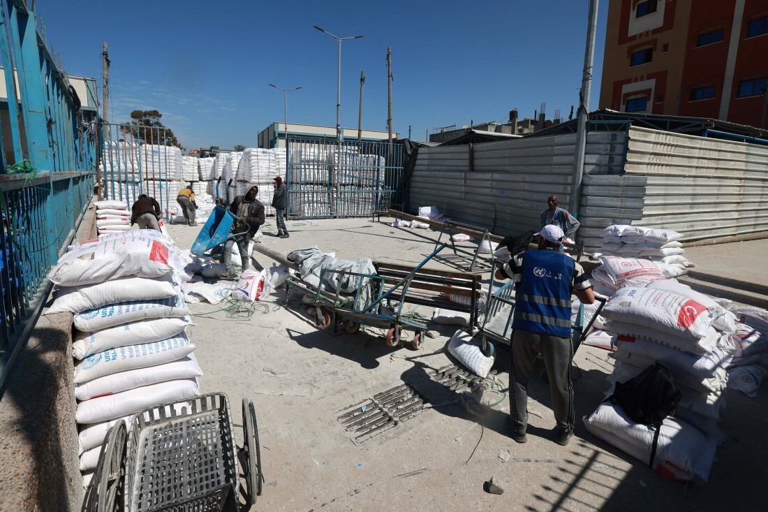 イスラエル軍による攻撃を受けた国連パレスチナ難民救済事業機関(UNRWA)の配送センター=パレスチナ自治区ガザ地区ラファ/Mohammed Abed/AFP/Getty Images