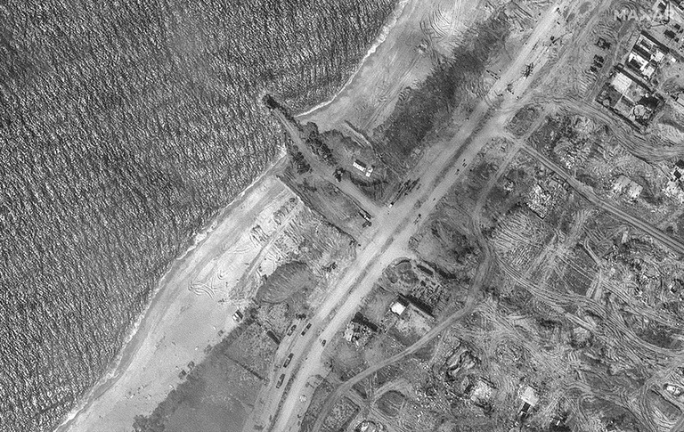 ３月１３日に撮影された衛星画像。沿岸に突堤とみられるものが写っている/Maxar Technologies