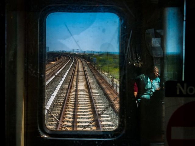 ＮＹ地下鉄のＡ系統の終点ファーロッカウェーに近づく列車の中から撮影した写真