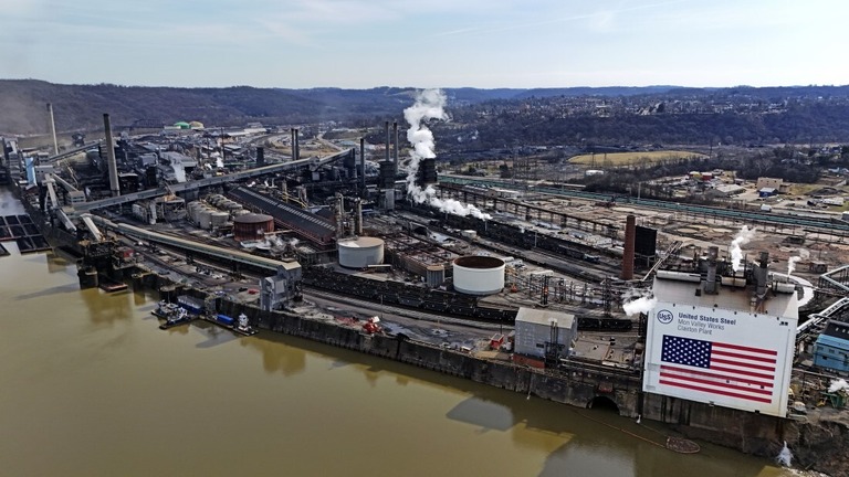 ＵＳスチールの工場＝２月２６日、米ペンシルベニア州/Gene J. Puskar/AP via CNN Newsource