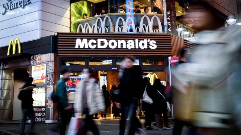 東京にあるマクドナルドの店舗/Noriko Hayashi/Bloomberg/Getty Images