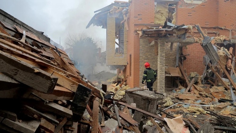 オデーサへのミサイル攻撃に対応する対応する緊急要員/Oleksander Gimanov/AFP/Getty Images