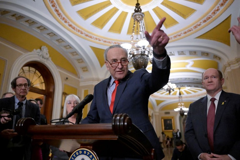 米上院民主党トップのシューマー院内総務（中央）が、イスラエルのネタニヤフ首相を「和平の障害」と非難した/Craig Hudson/Reuters/File