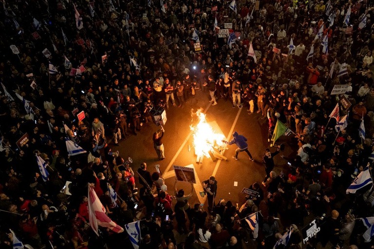イスラエルのテルアビブやエルサレムで１６日夜、政権の退陣と人質の解放を求める抗議デモが行われ数千人が参加した/Amir Levy/Getty Images