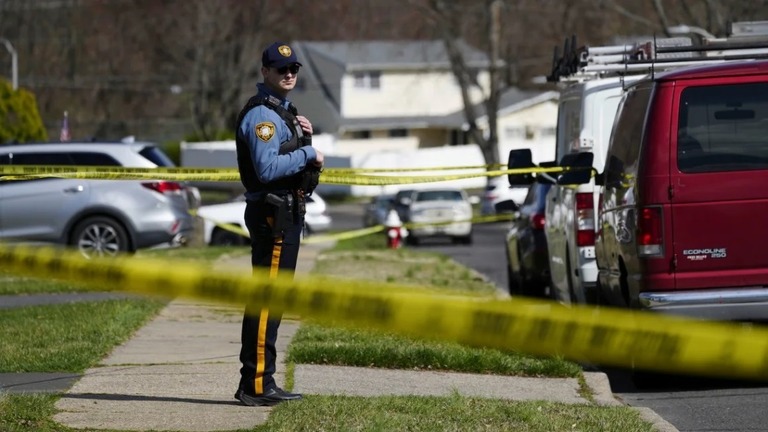 銃撃事件の後、現場に派遣された警官＝１６日/Matt Rourke/AP