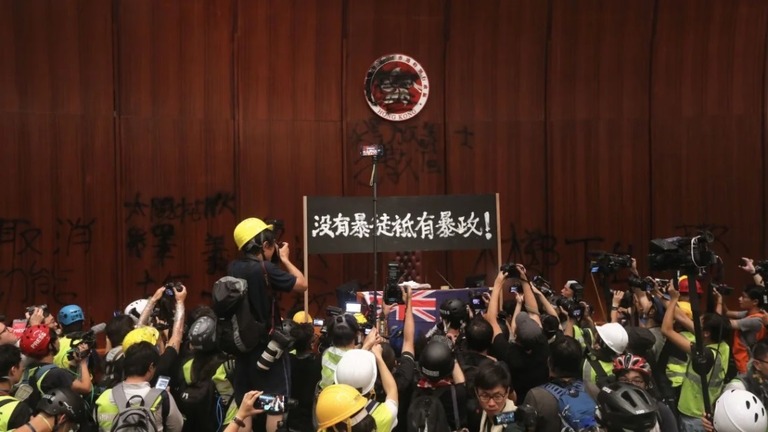 立法会（議会）の議事堂に乱入したデモ参加者＝２０１９年７月/Vivek Prakash/AFP/Getty