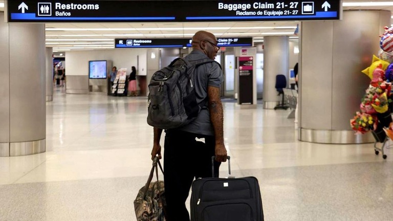 ハイチを脱出した米民間人を乗せた国務省のチャーター機がマイアミ国際空港に着陸した/Carl Juste/Miami Herald/Tribune News Service/Getty Images