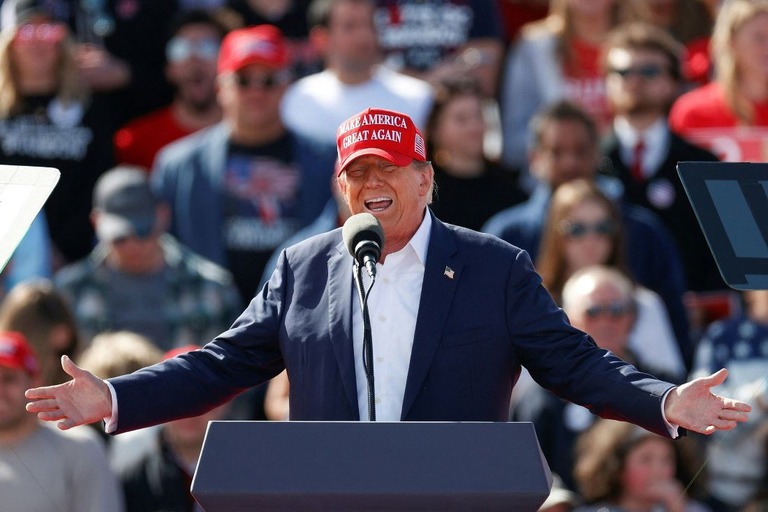 トランプ前大統領＝１６日、オハイオ州/Kamil Krzaczynski/AFP/Getty Images