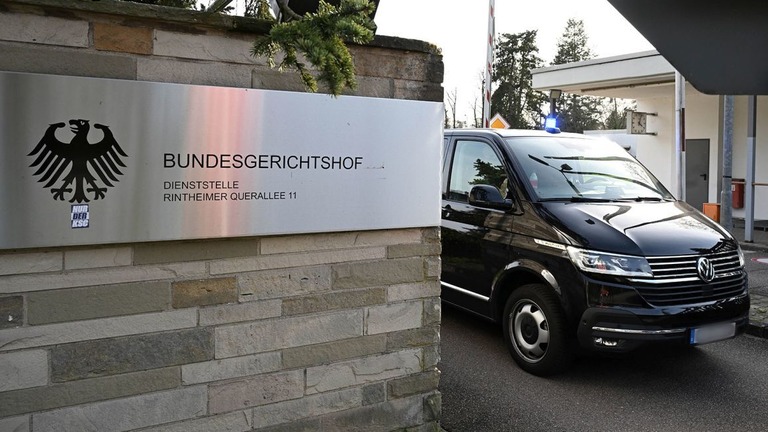 ドイツ・カールスルーエの検察事務所を出る警察車両/Bernd Wei'brod/picture-alliance/dpa/AP