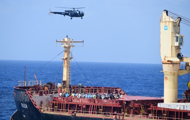 商船の上空を飛行するヘリコプター/Ministry of Defence/PIB