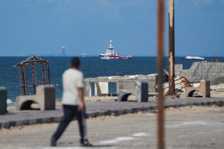 ２００トンの引導支援物資を積む荷船を引っ張る支援組織の船がガザ沿岸に近づく＝１５日/Abdel Kareem Hana/AP