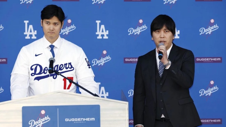 大谷翔平選手と水原一平氏（右）/Kyodo News/Getty Images