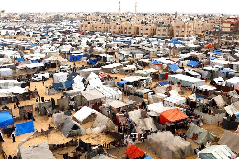 ラファのテント村に身を寄せるパレスチナ人の避難民/Ibraheem Abu Mustafa/Reuters