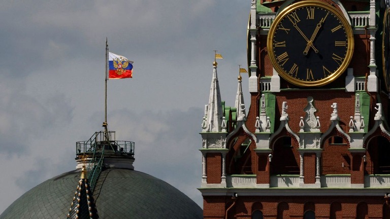 モスクワ中心部にあるロシア大統領官邸のドーム状の屋根の上にたなびくロシア国旗＝２０２３年５月４日/Stringer/Reuters/File
