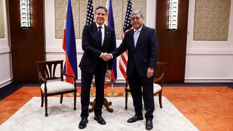 比首都マニラで握手を交わすブリンケン米国務長官とフィリピンのノマロ外相/Evelyn Hockstein/AFP/Getty Images