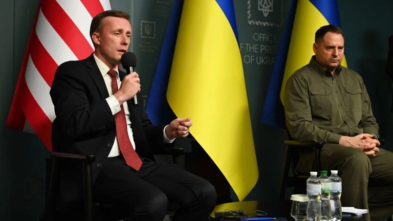 サリバン米大統領補佐官（左）とウクライナのイエルマーク大統領府長官/Vladimir Sindeyeve/NurPhoto/Reuters