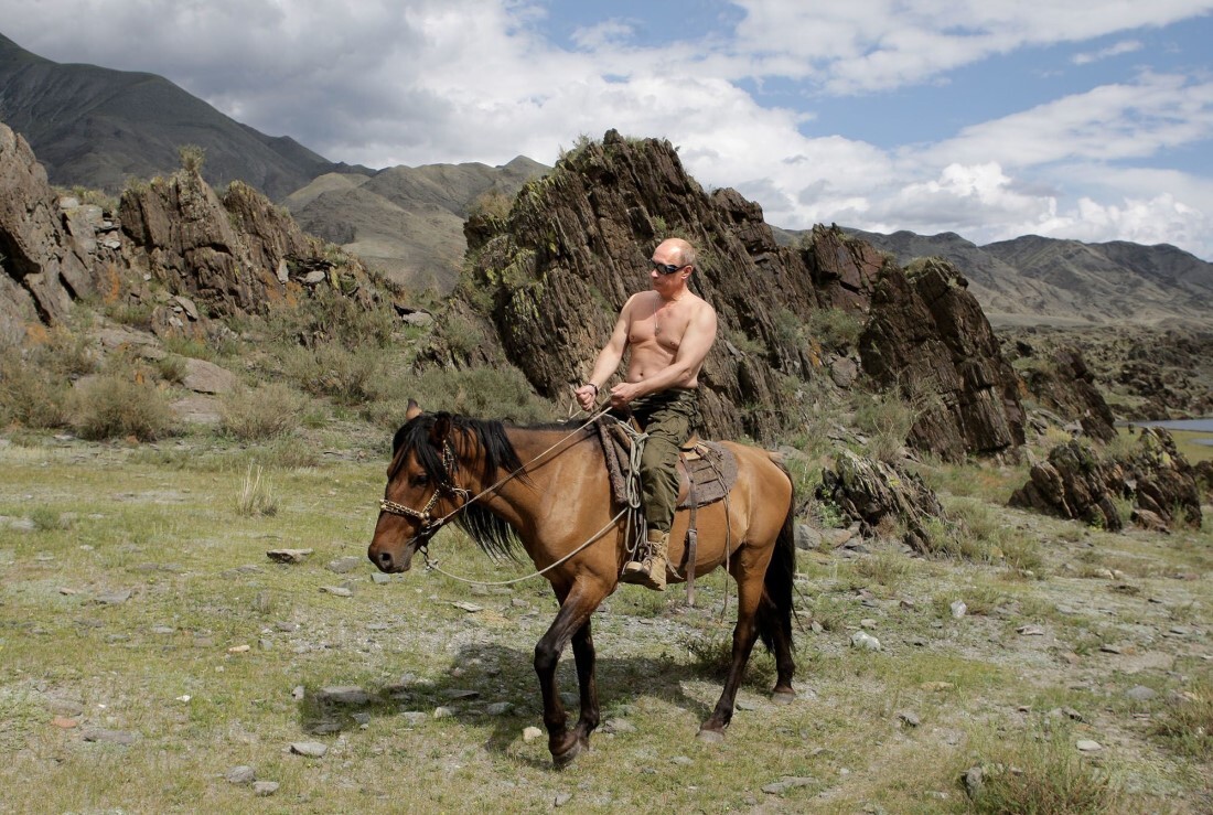 馬に乗ったロシアのプーチン大統領=2009年8月/Alexey Druzhinin/Ria-Novosti/AFP/Getty Images
