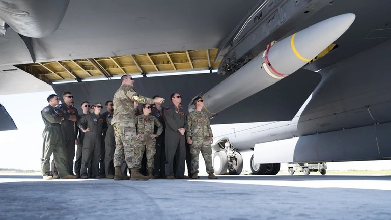 極超音速兵器の訓練に参加する米空軍兵＝２月２７日、米領グアム・アンダーセン空軍基地/Staff Sgt. Pedro Tenorio/Andersen Air Force Base