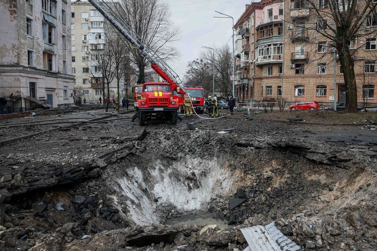 ロシアのミサイルで損壊した建物周辺で作業する救助隊員/Alina Smutko/Reuters via CNN Newsource