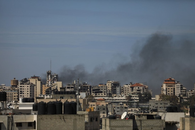 煙が上がるシファ病院付近の町並み＝２１日、パレスチナ自治区ガザ地区の中心都市ガザ市西部
/Abo Alkas/Anadolu/Getty Images