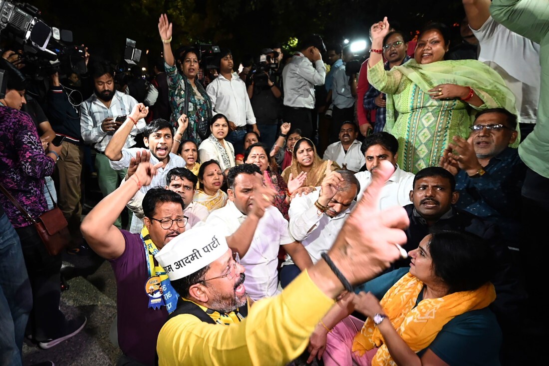 ケジリワル首相の自宅に到着した執行局に対して抗議する支持者ら＝２１日、インド・ニューデリー/AP