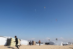 戦禍の煙に交じりガザの空に揚がる凧、住民と違い「自由」とも