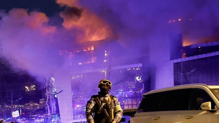 モスクワ近郊のコンサートホールが襲撃を受け、多数の死傷者が出た