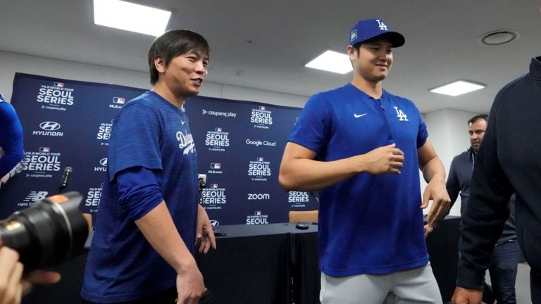 大谷翔平選手（右）と通訳だった水原一平氏/Lee Jin-man/AP