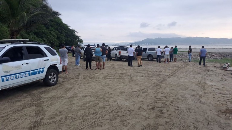 ガルシア氏はレンタカーとみられる車両の中で首席報道官と共に遺体で発見された/National Police of Ecuador/Handout/Reuters