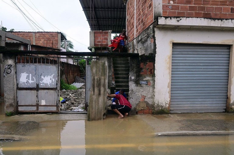 ブラジル南東部では大雨が続いて洪水などの被害が拡大している/Pablo Porciuncula/AFP/Getty Images