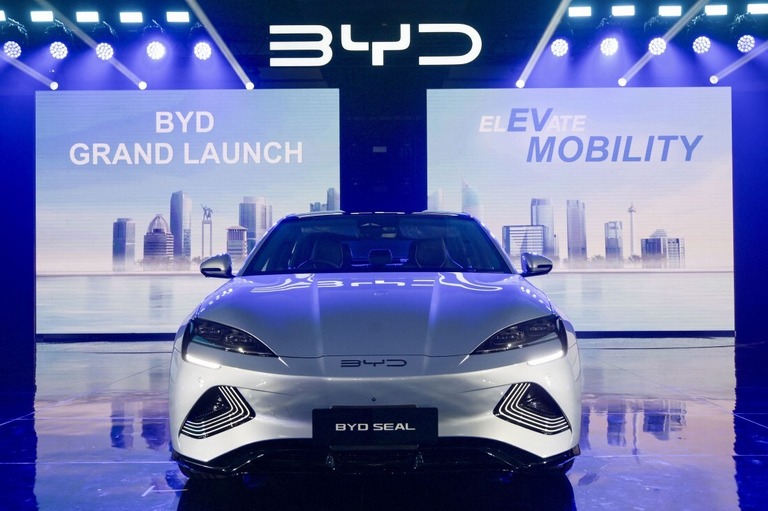 中国の電気自動車（ＥＶ）大手ＢＹＤは昨年の純利益が８０％増加したことを報告した/Bay Ismoyo/AFP/Getty Images