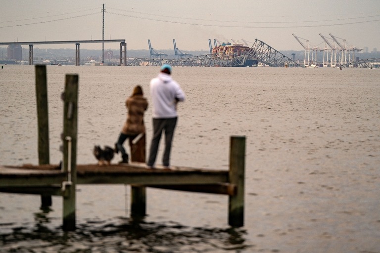 崩壊したフランシス・スコット・キー橋を見つめる人たち/Kent Nishimura/AFP/Getty Images