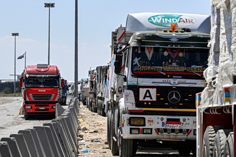 ガザ地区への支援物資を積んだエジプトのトラック＝２３日、パレスチナ自治区ガザ地区の最南端ラファの国境付近/Khaled Desouki/AFP/Getty Images