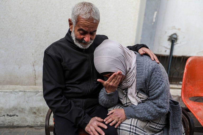 ラファへのイスラエル軍の攻撃による犠牲者の遺体を引き渡され、悲しみに暮れる人々/Ahmad Hasaballah/Getty Images