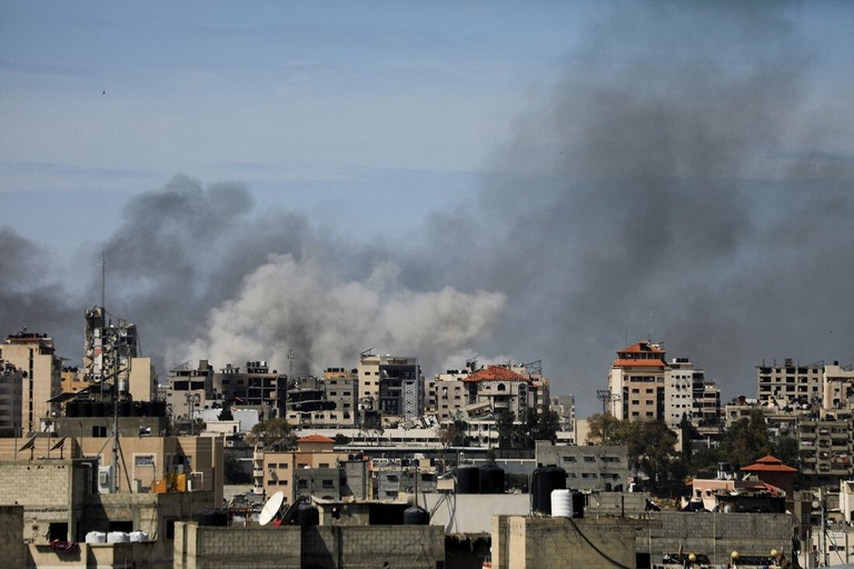 イスラエル軍による襲撃により煙が上がるパレスチナ自治区ガザ地区のシファ病院周辺＝２１日/Dawoud Abu Alkas/Reuters