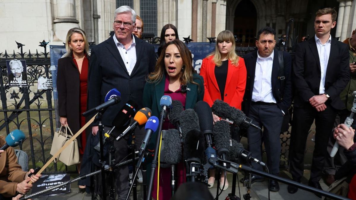 高等法院による判断が示された後、取材に応じるアサンジュ被告の妻のステラさん＝２６日、英ロンドン/Toby Melville/Reuters