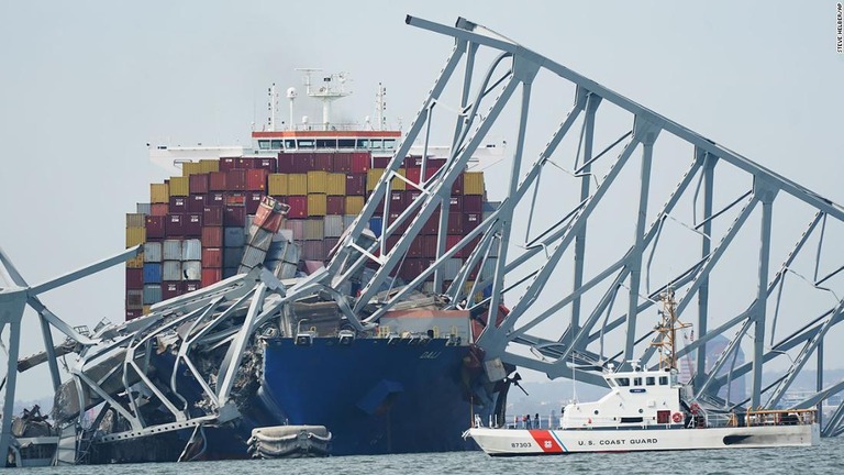 米ボルティモアで貨物船が衝突して橋が崩落した事故で、行方不明者の捜索が再開された/Steve Helber/AP