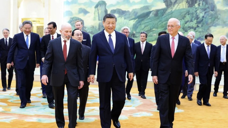 習近平（シーチンピン）国家主席と米国のＣＥＯら/Huang Jingwen/Xinhua/AP