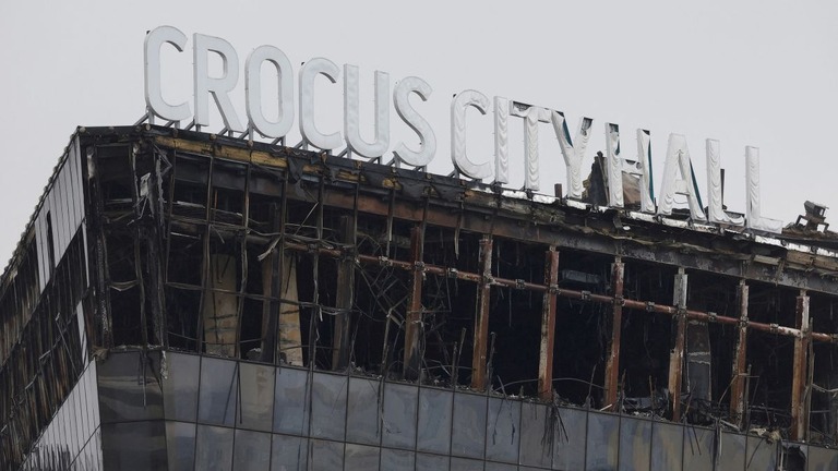 テロ攻撃に遭い火をつけられるなどしたコンサート会場の建物/Maxim Shemetov/Reuters
