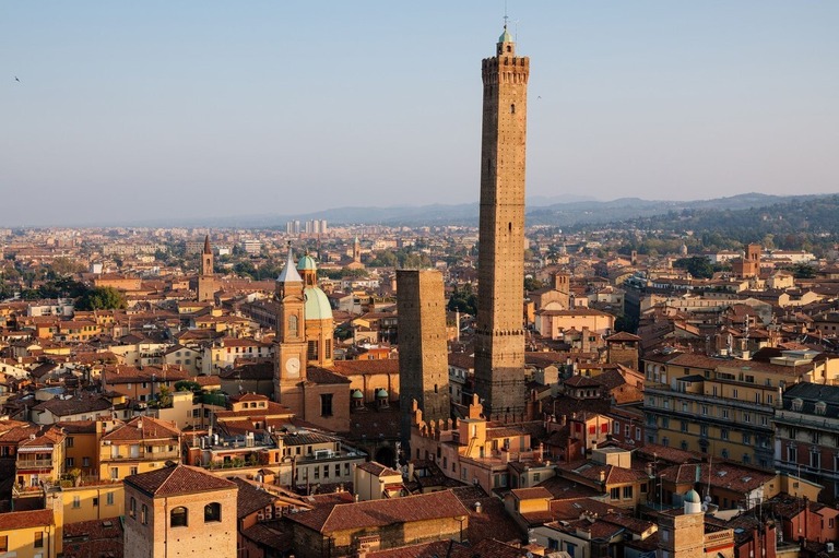 「アシネッリの塔」（中央右）と並んで立つ「ガリセンダの塔」/Francesco Riccardo Iacomino/Moment RF/Getty Images 