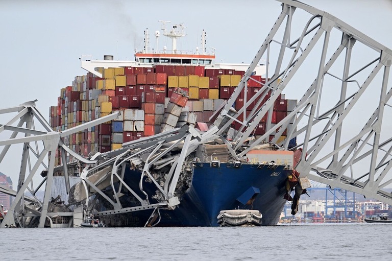 貨物船に衝突したコンテナ船＝２６日、米東部メリーランド州ボルティモア/Jim Watson/AFP/Getty Images 