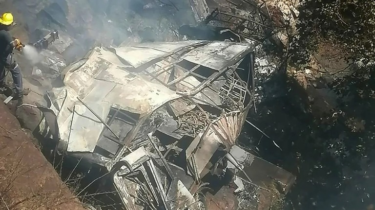 南アフリカで復活祭の行事に向かうバスが崖から転落し、４５人が死亡した/Limpopo Transport Department