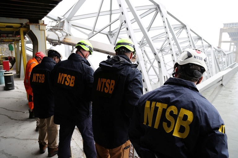 橋脚に衝突した貨物船から状況を視察する米国家運輸安全委員会（ＮＴＳＢ）の調査員/Peter Knudson/NTSB via Reuters
